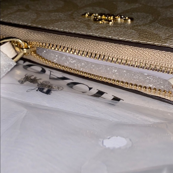 Coach Large Phone Wallet In Signature Canvas LIGHT - Picture 4 of 16